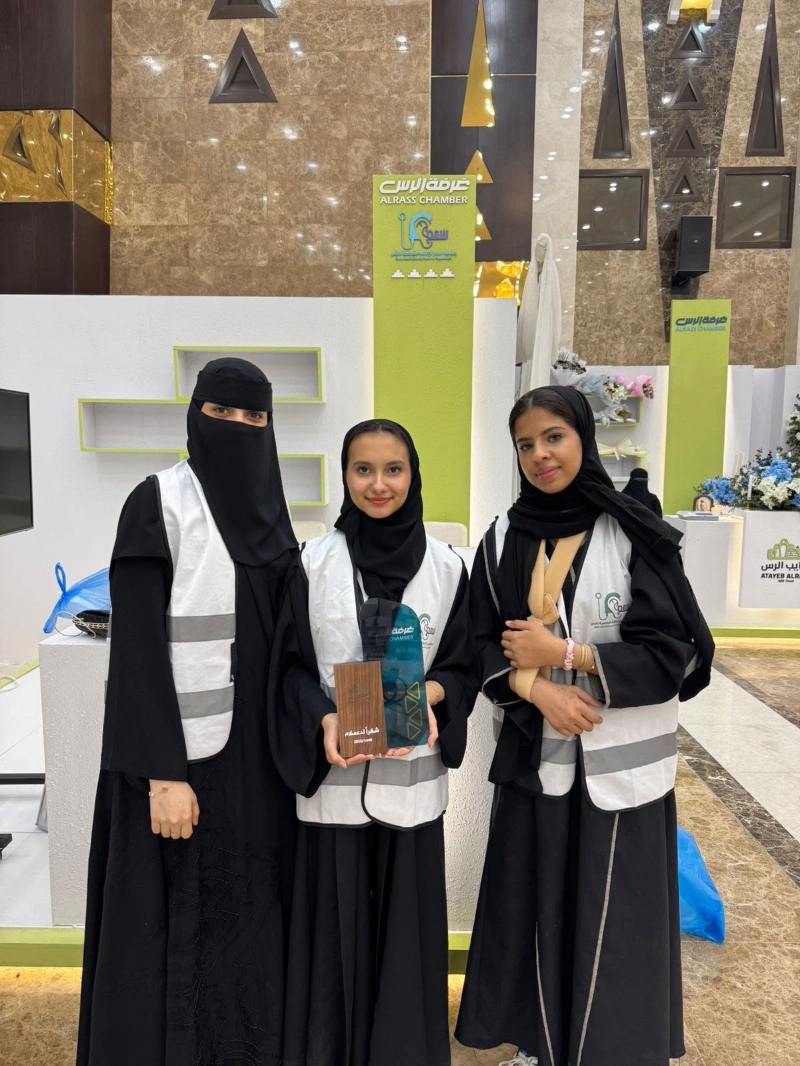 ركن تعريفي للغة الاشارة في مركز الامير سلطان الحضاري بالرس بمشاركة بلدية وغرفة الرس